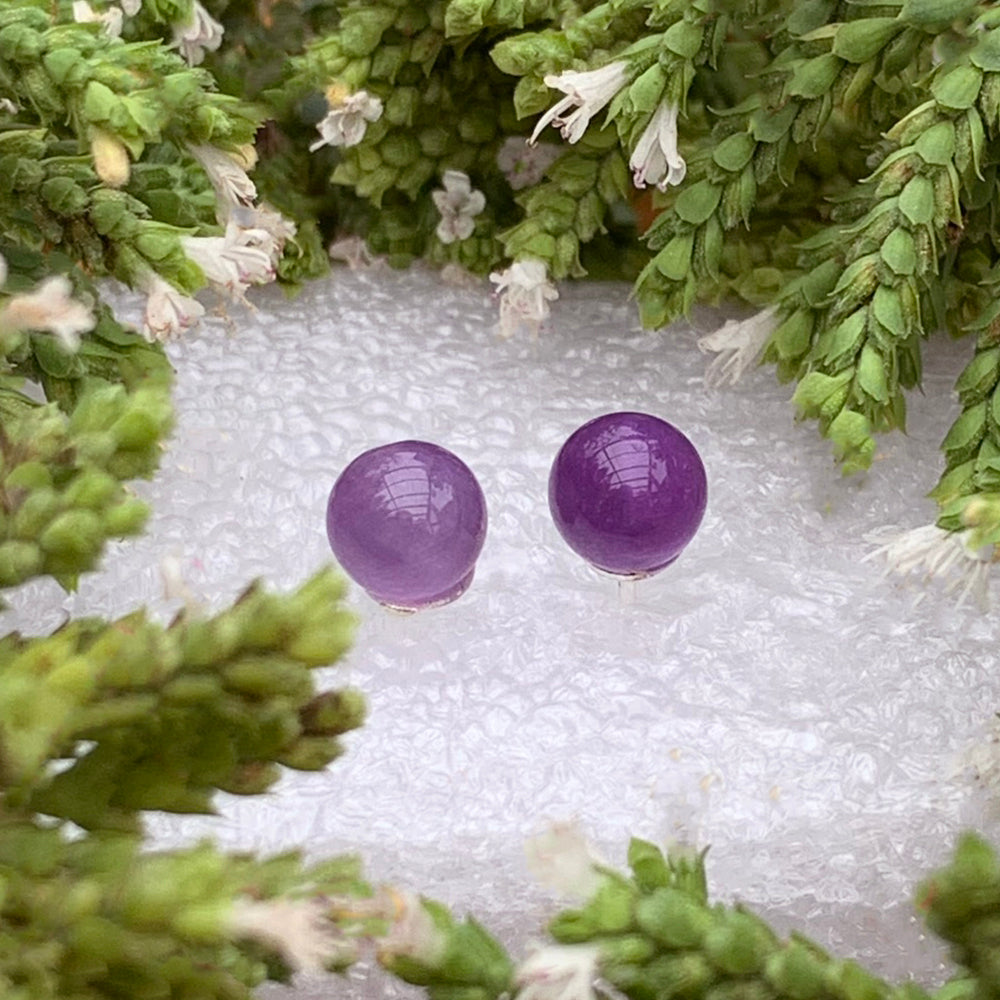 Round Stud Earrings: Amethyst
