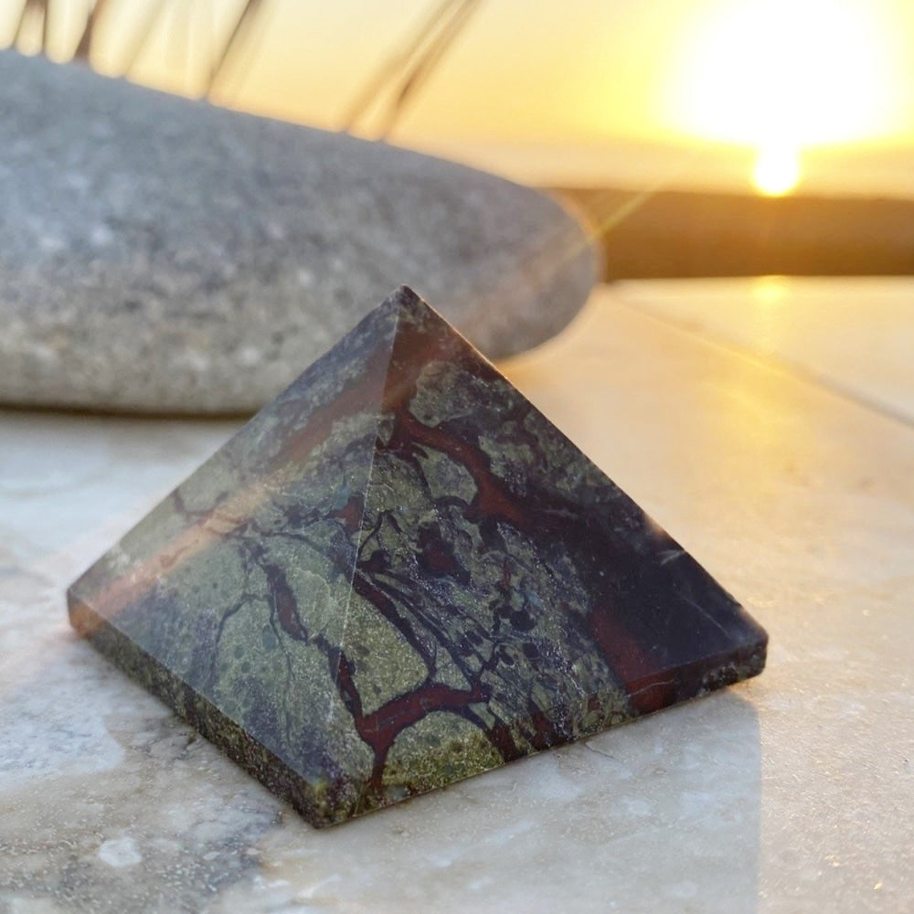 Dragonās Blood Pyramid - Medium - pyramids