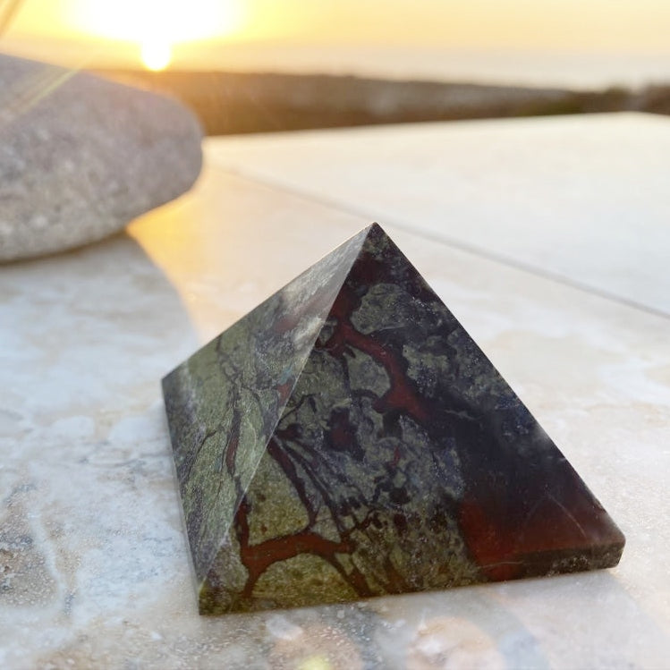 Dragonās Blood Pyramid - Medium - pyramids