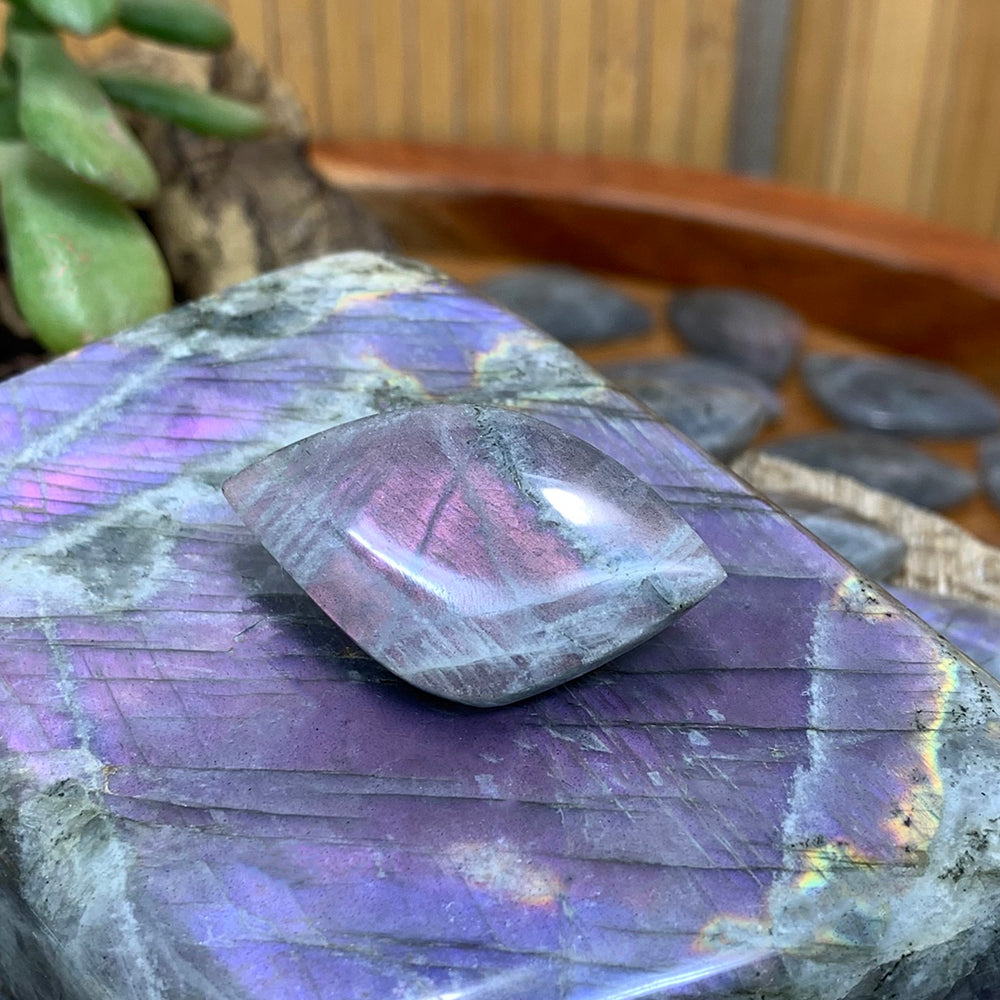 Cabochon: Labradorite Flash Purple